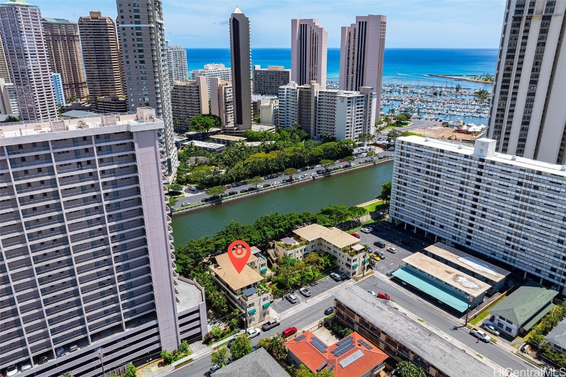 Commodore Waikiki Condominium