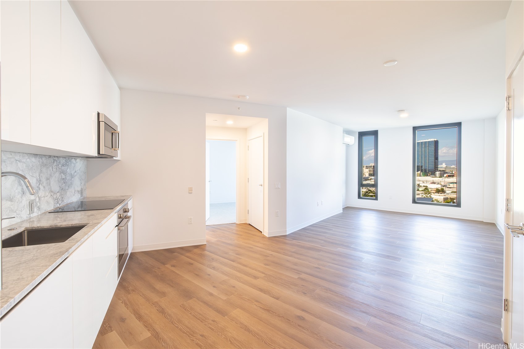 987 Queen Street 1113