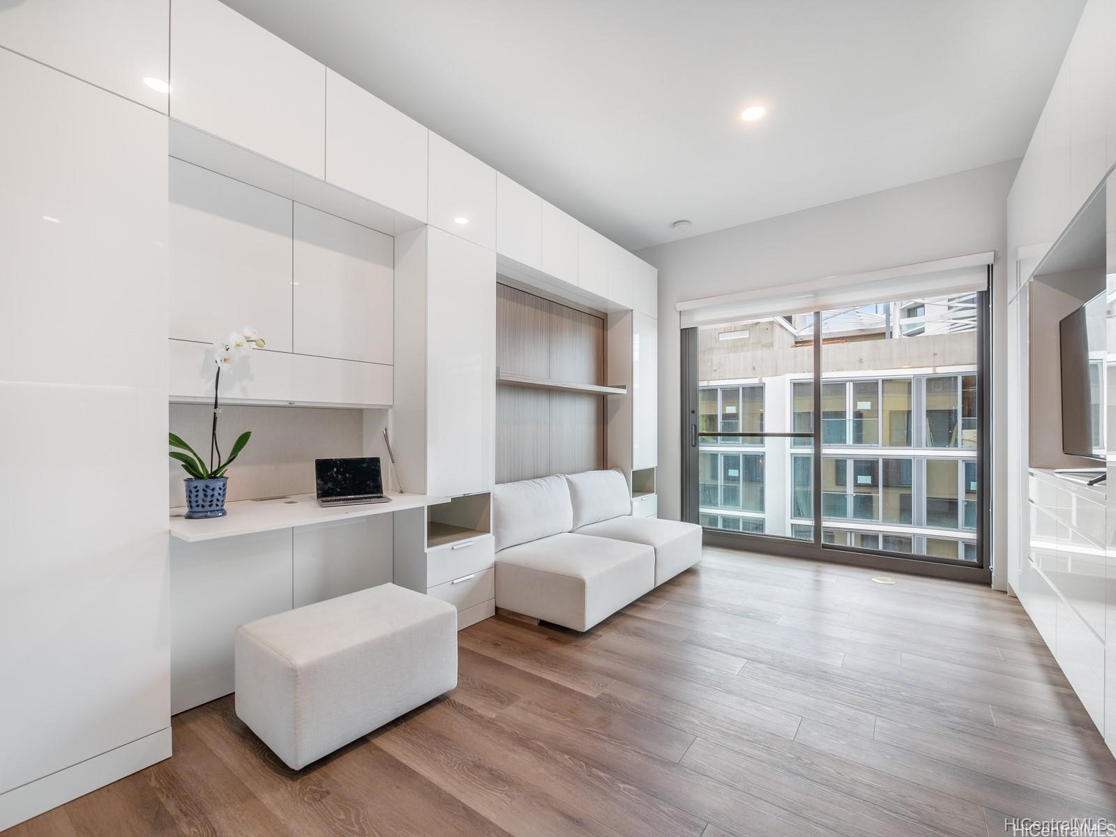 987 Queen Street 721