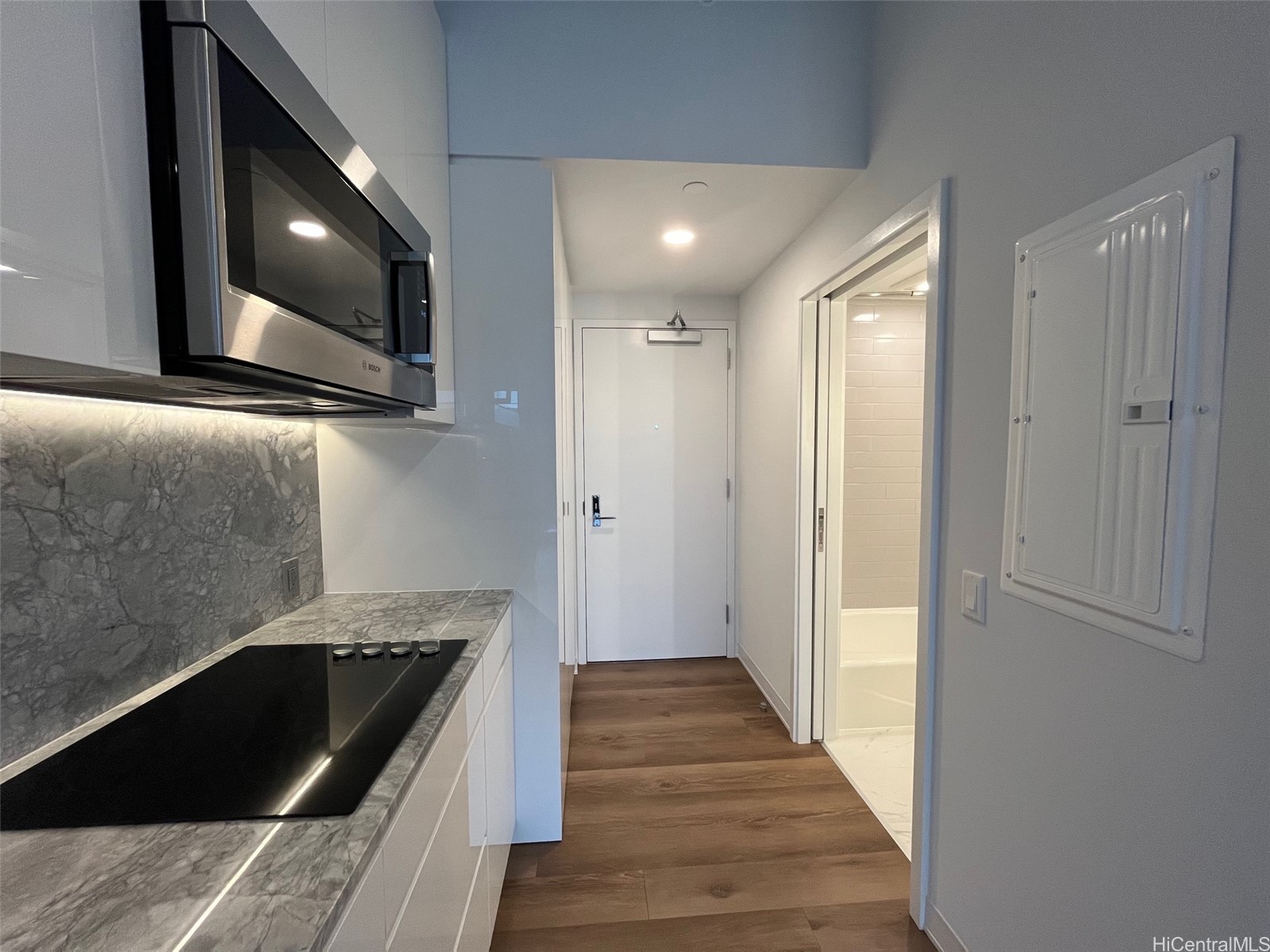 987 Queen Street 721