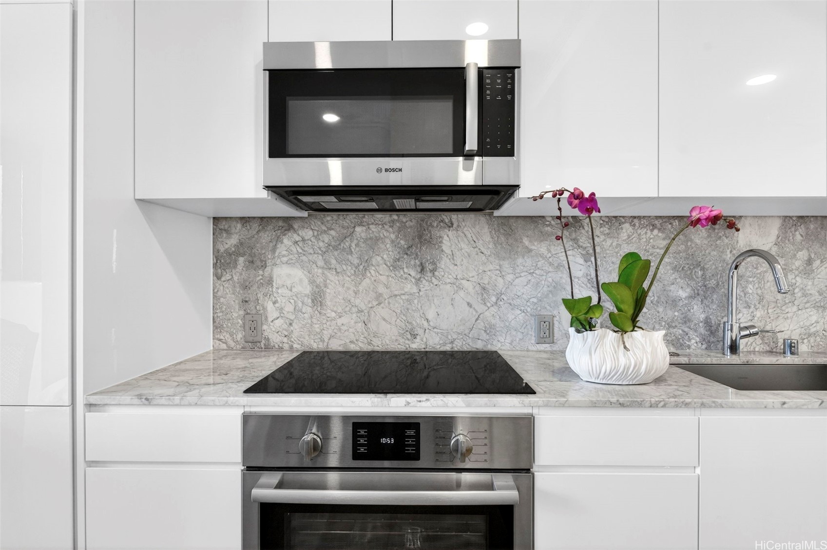 987 Queen Street 2616