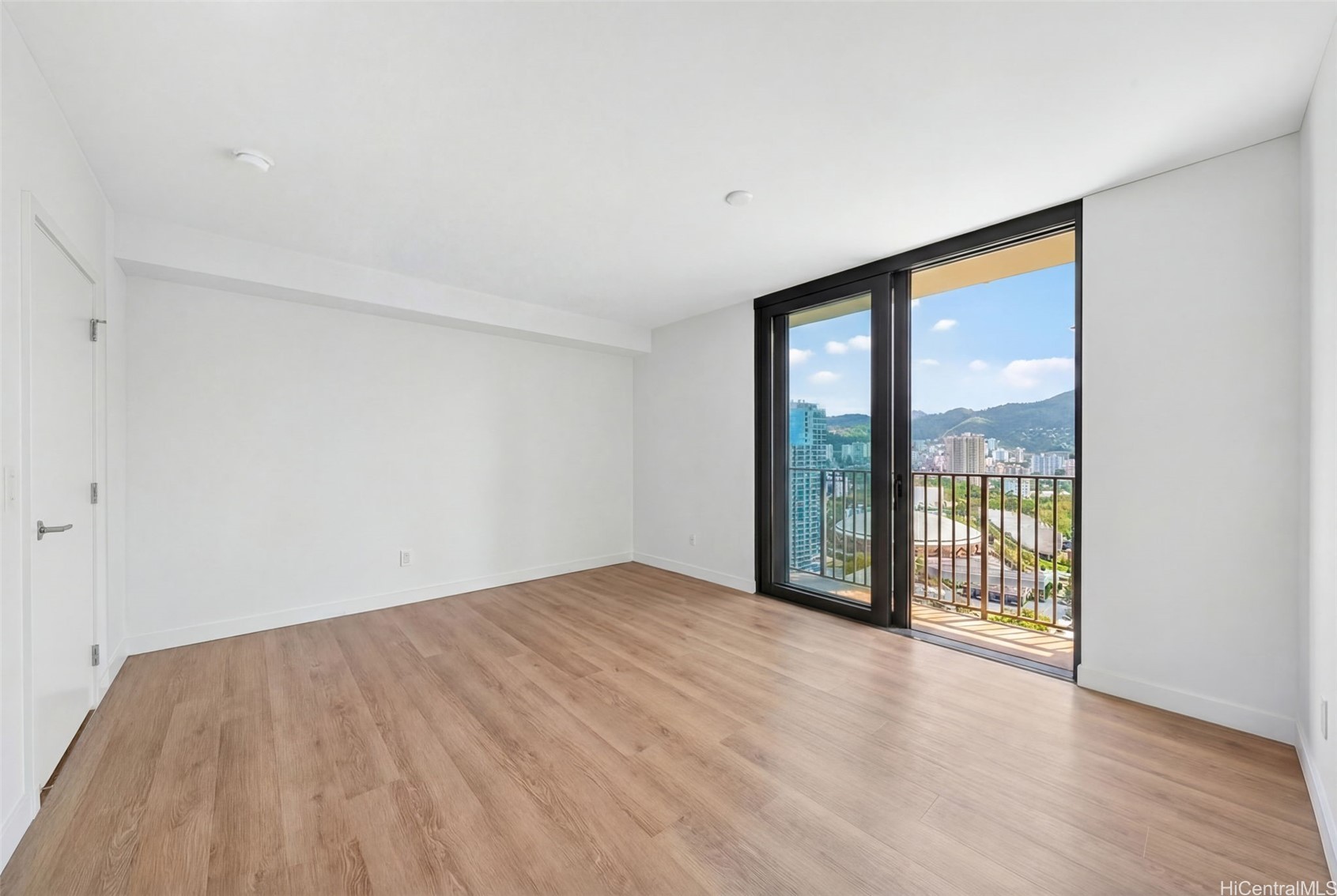 987 Queen Street 2616