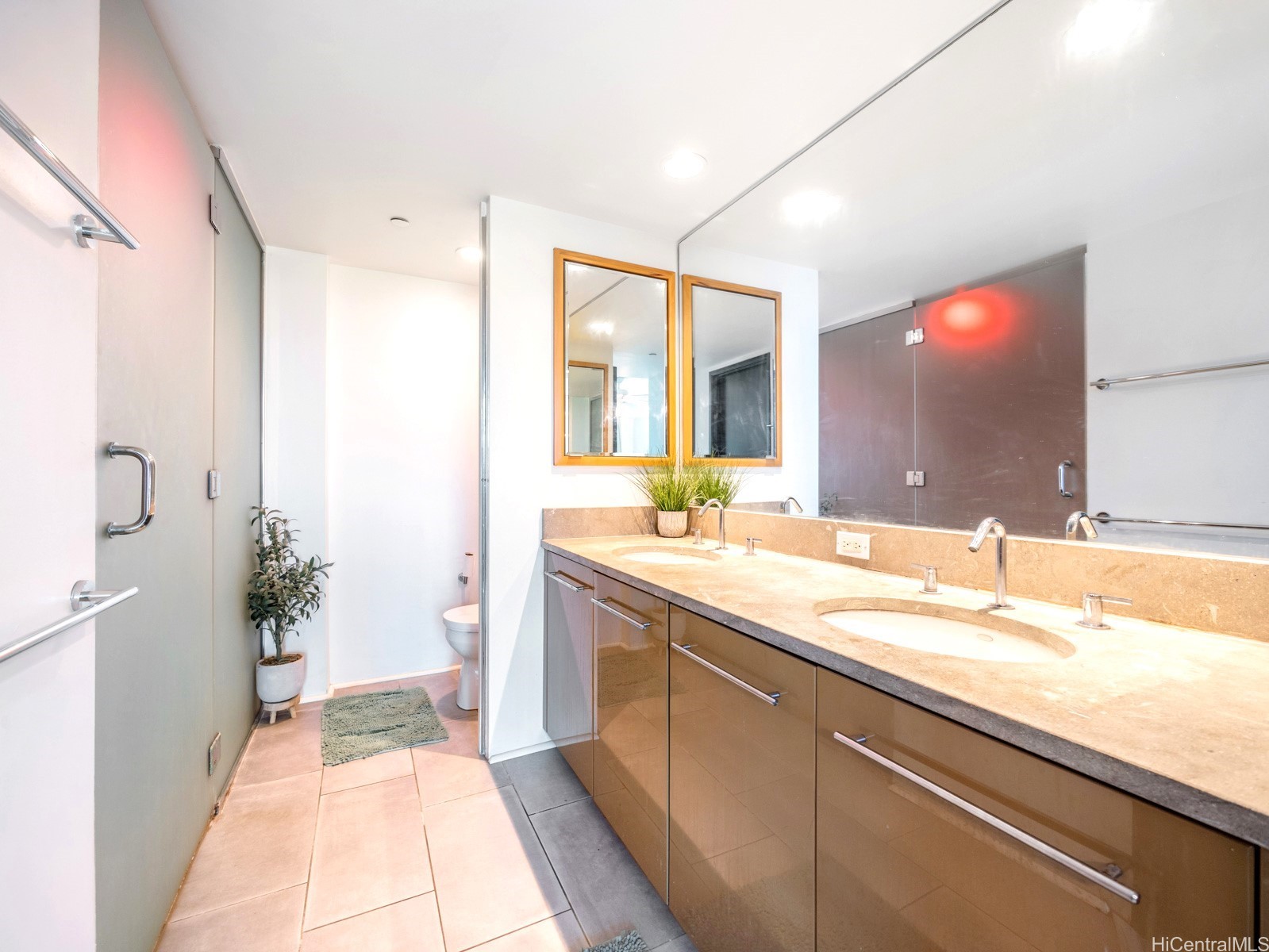 1200 Queen Emma Street 812
