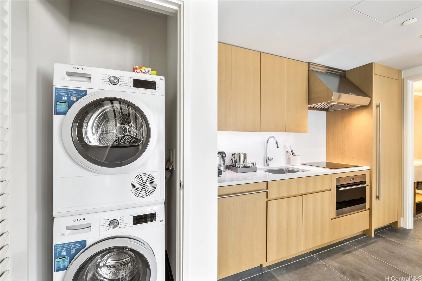 Honolulu, Hawaii 96814, United States, 1 Bedroom Bedrooms, ,1 BathroomBathrooms,Residential,Active,2207