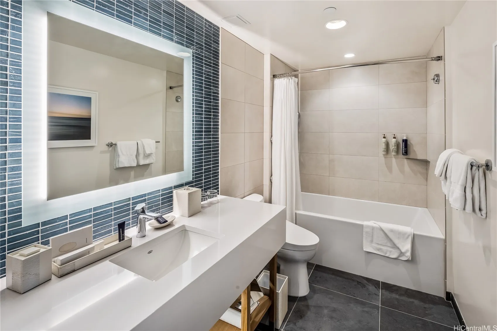 Honolulu, Hawaii 96814, United States, 1 Bedroom Bedrooms, ,1 BathroomBathrooms,Residential,Active,2207