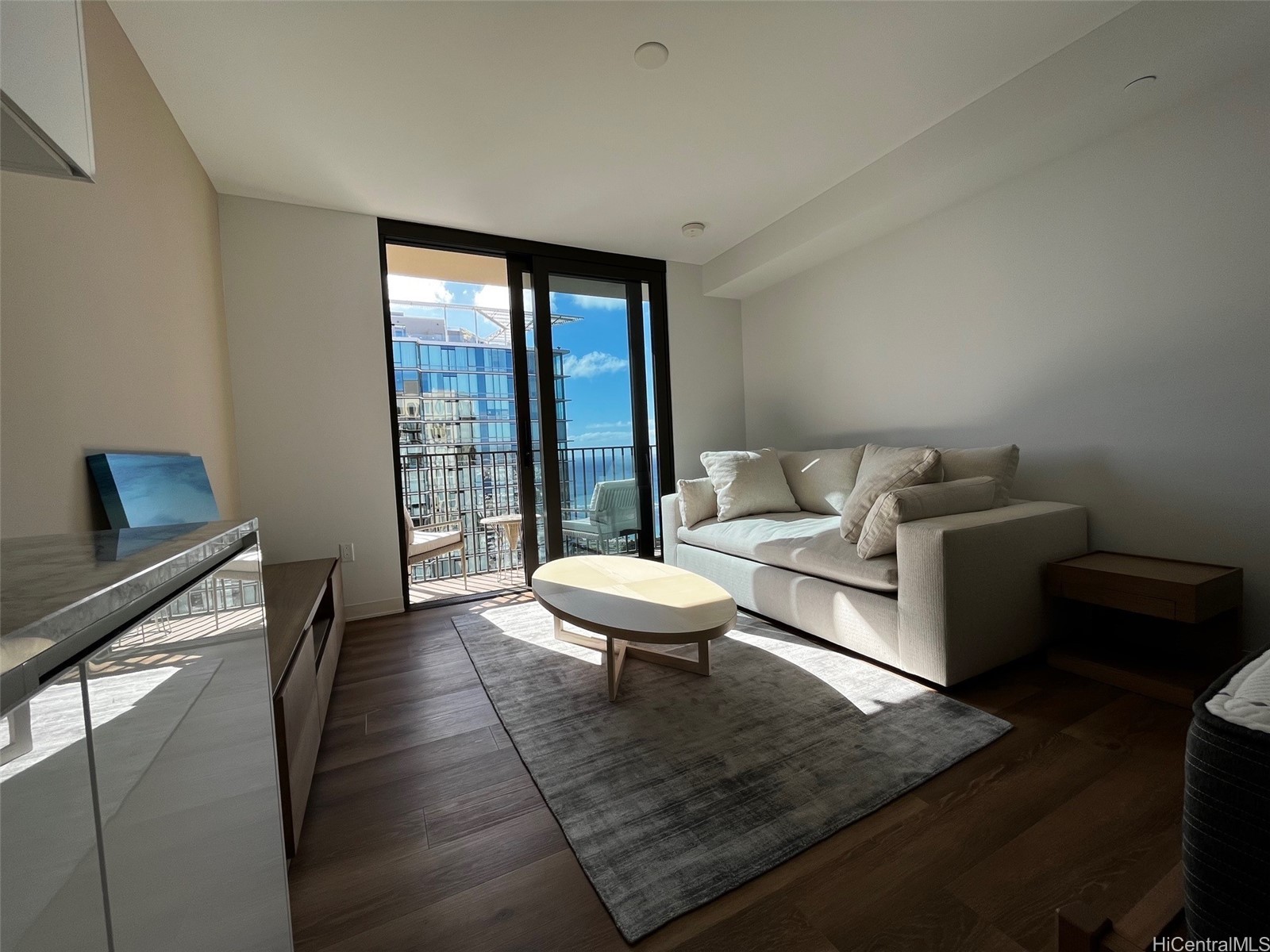 987 Queen Street 3806