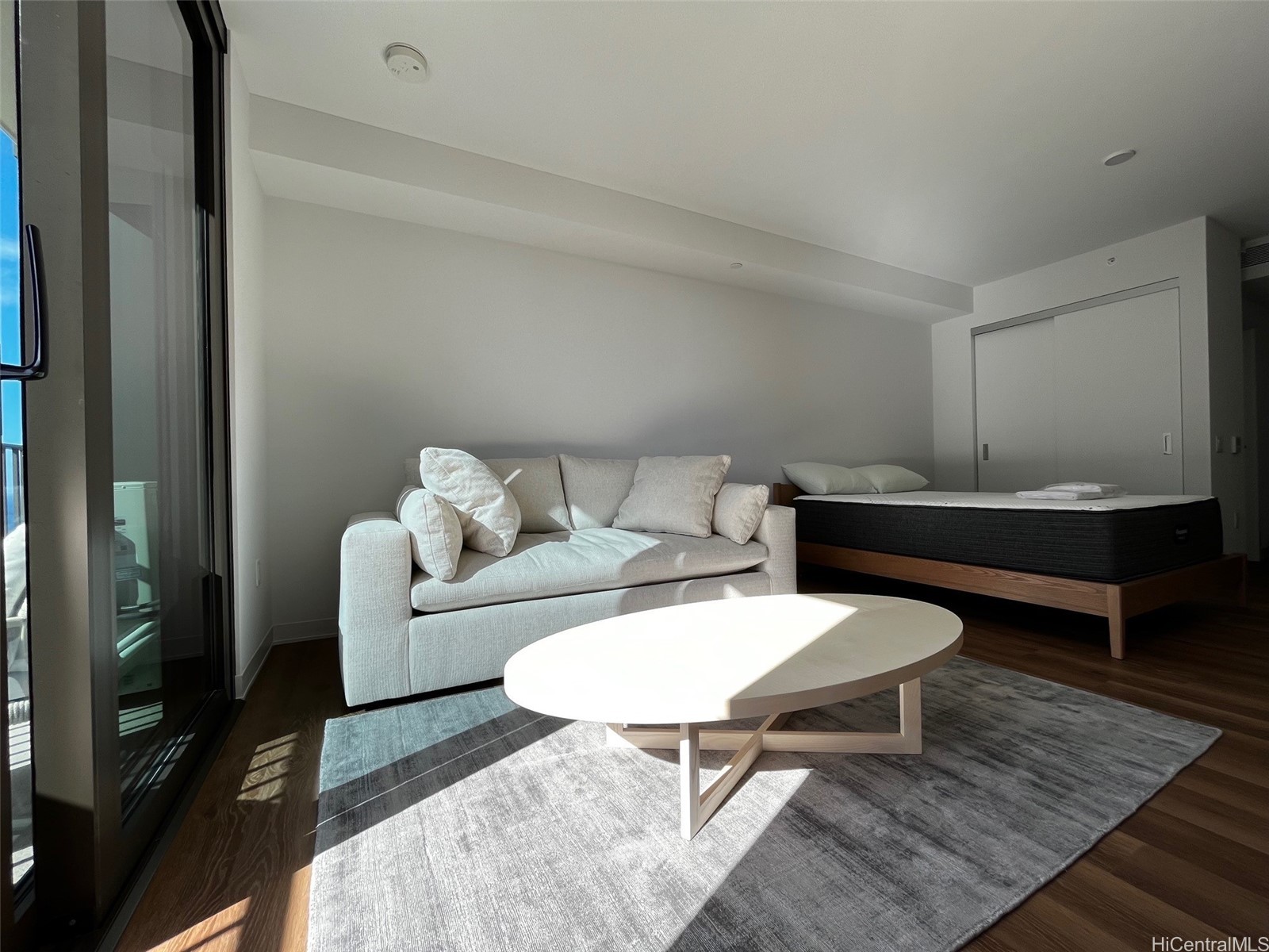 987 Queen Street 3806