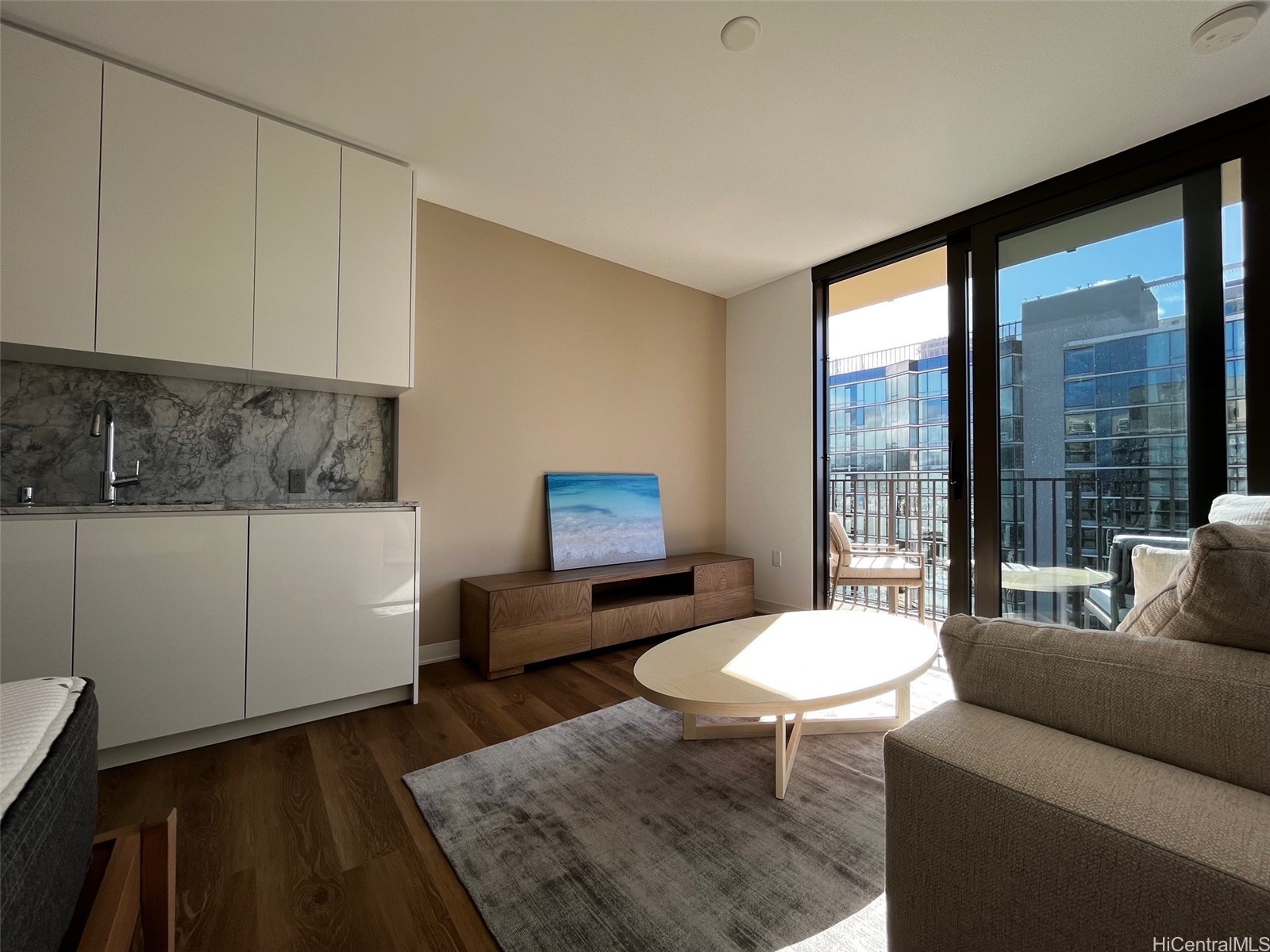 987 Queen Street 3806