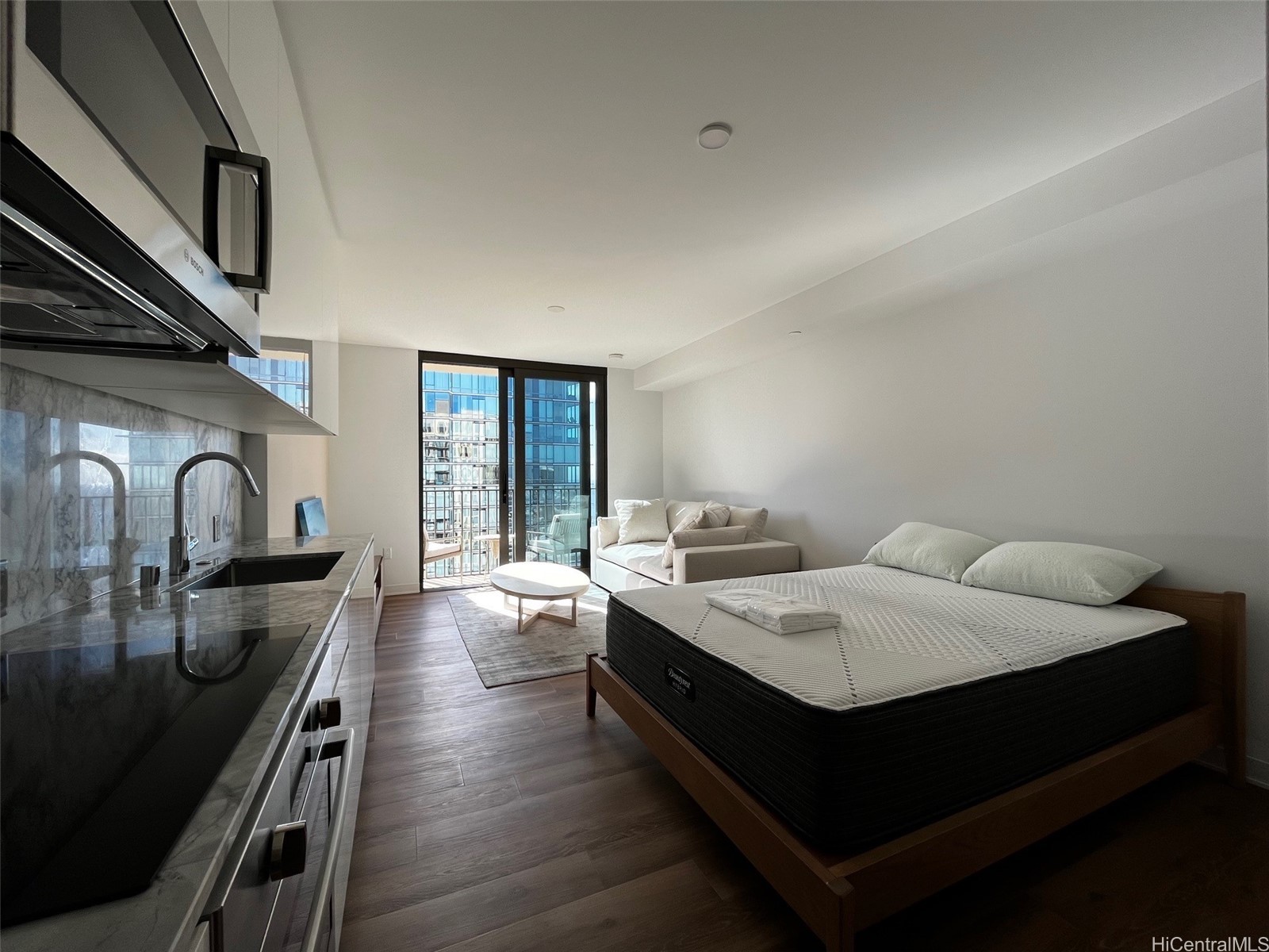 987 Queen Street 3806