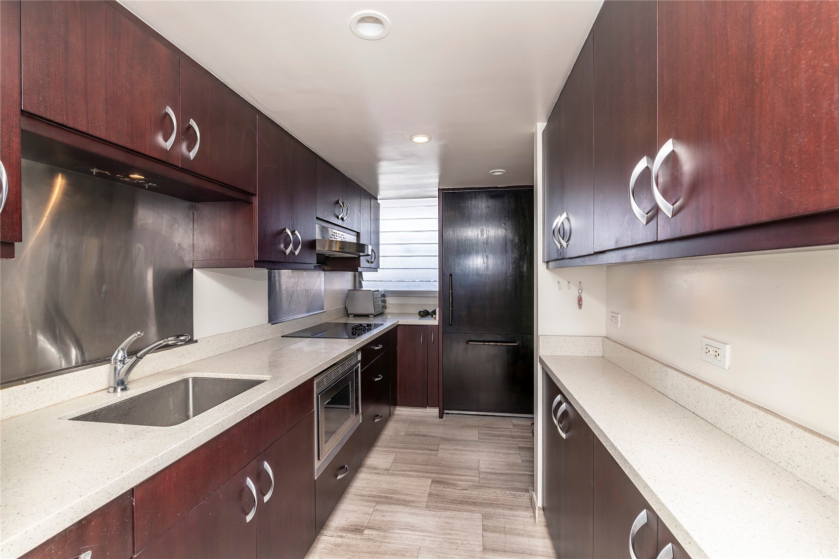 500 University Avenue 904