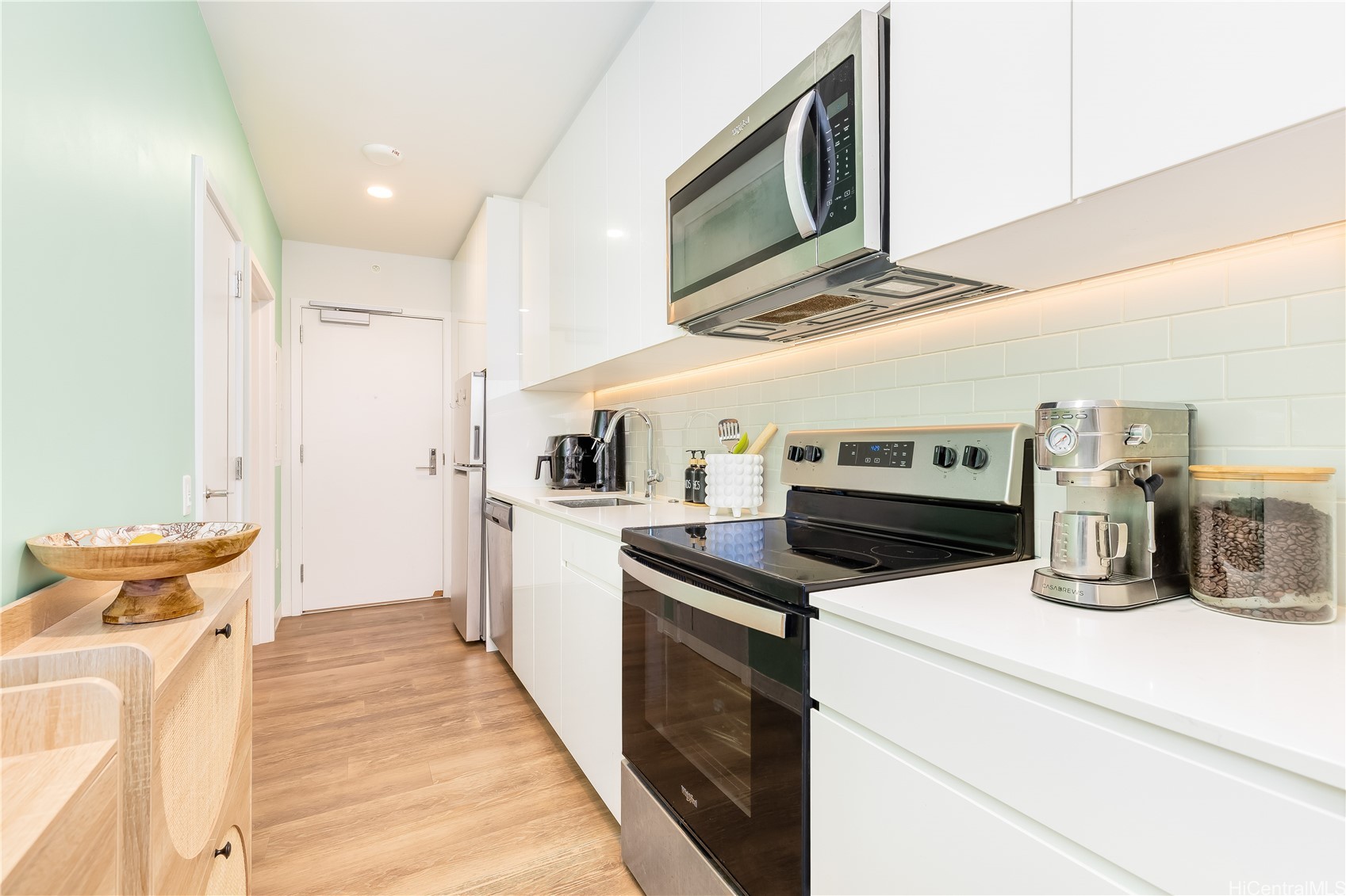 987 Queen Street 3907
