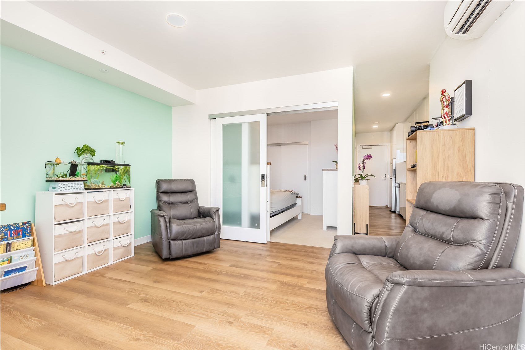 987 Queen Street 3907