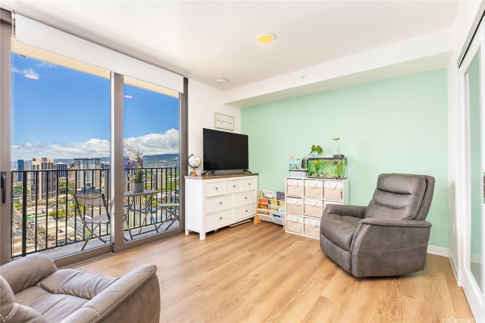 987 Queen Street 3907