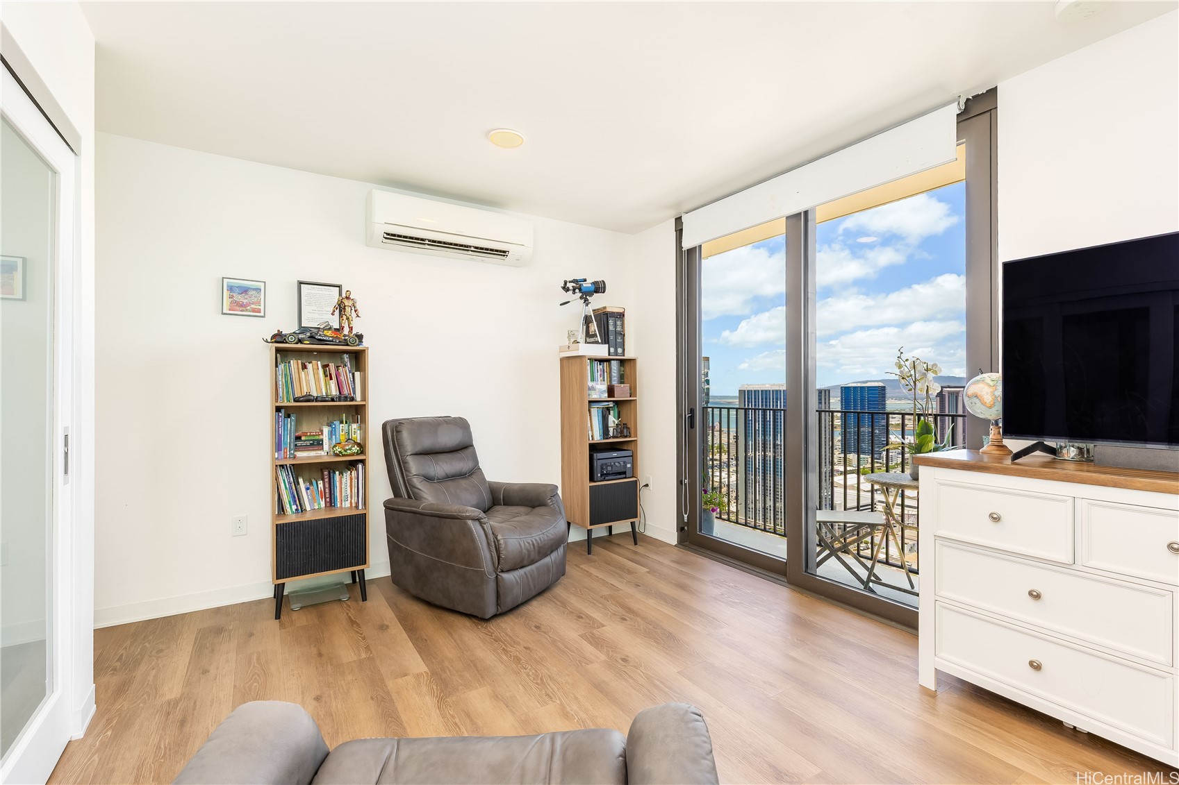 987 Queen Street 3907