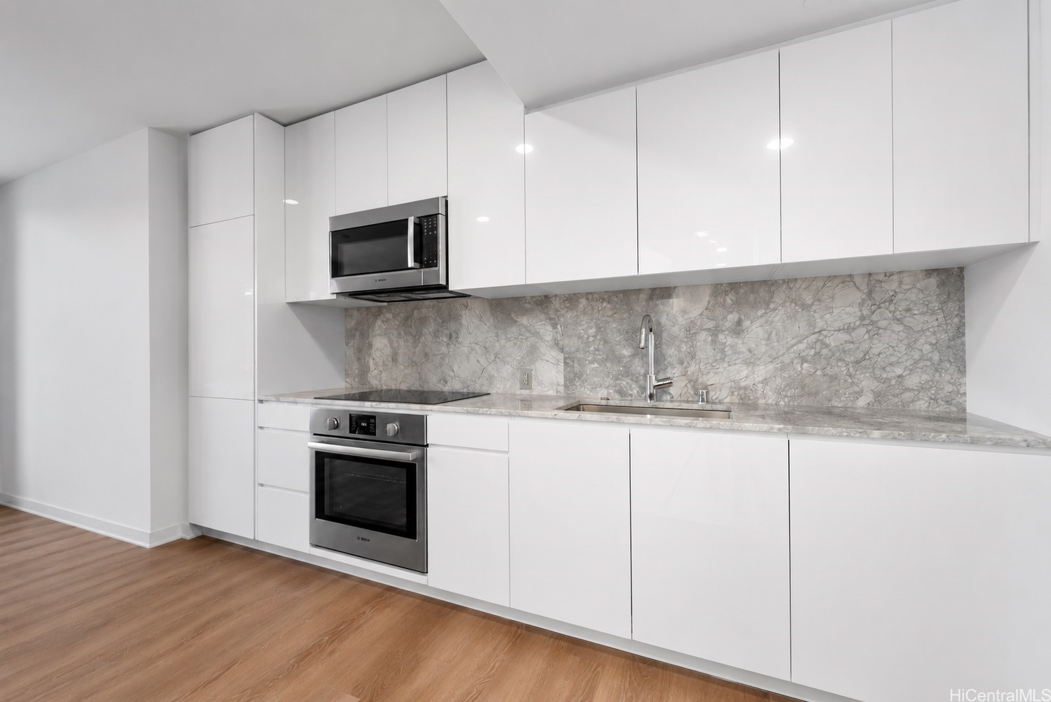 987 Queen Street 2616