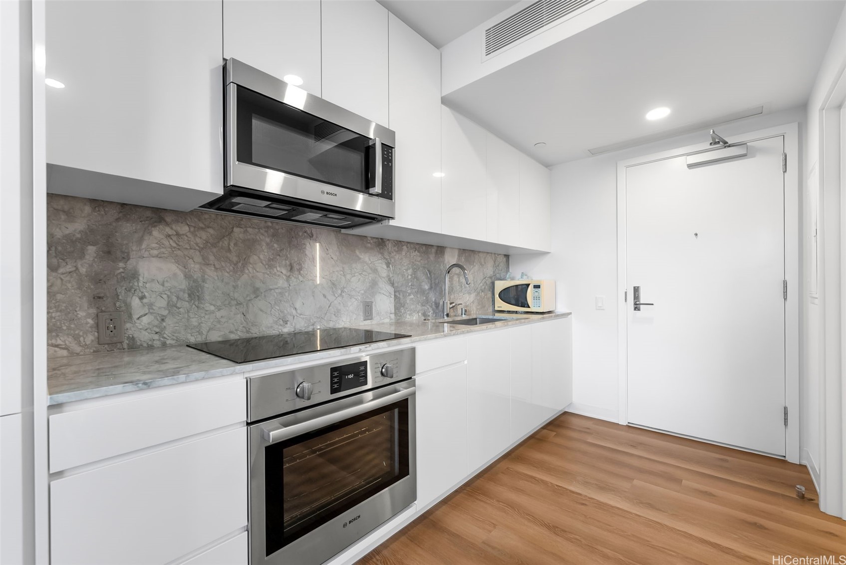 987 Queen Street 2616
