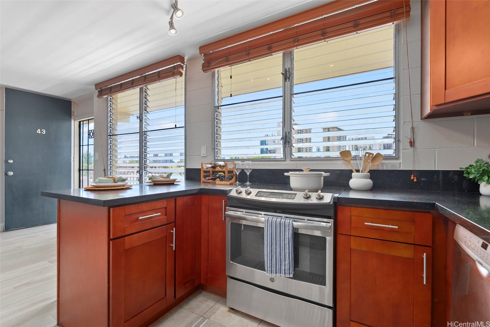 24 Hialoa Street 43