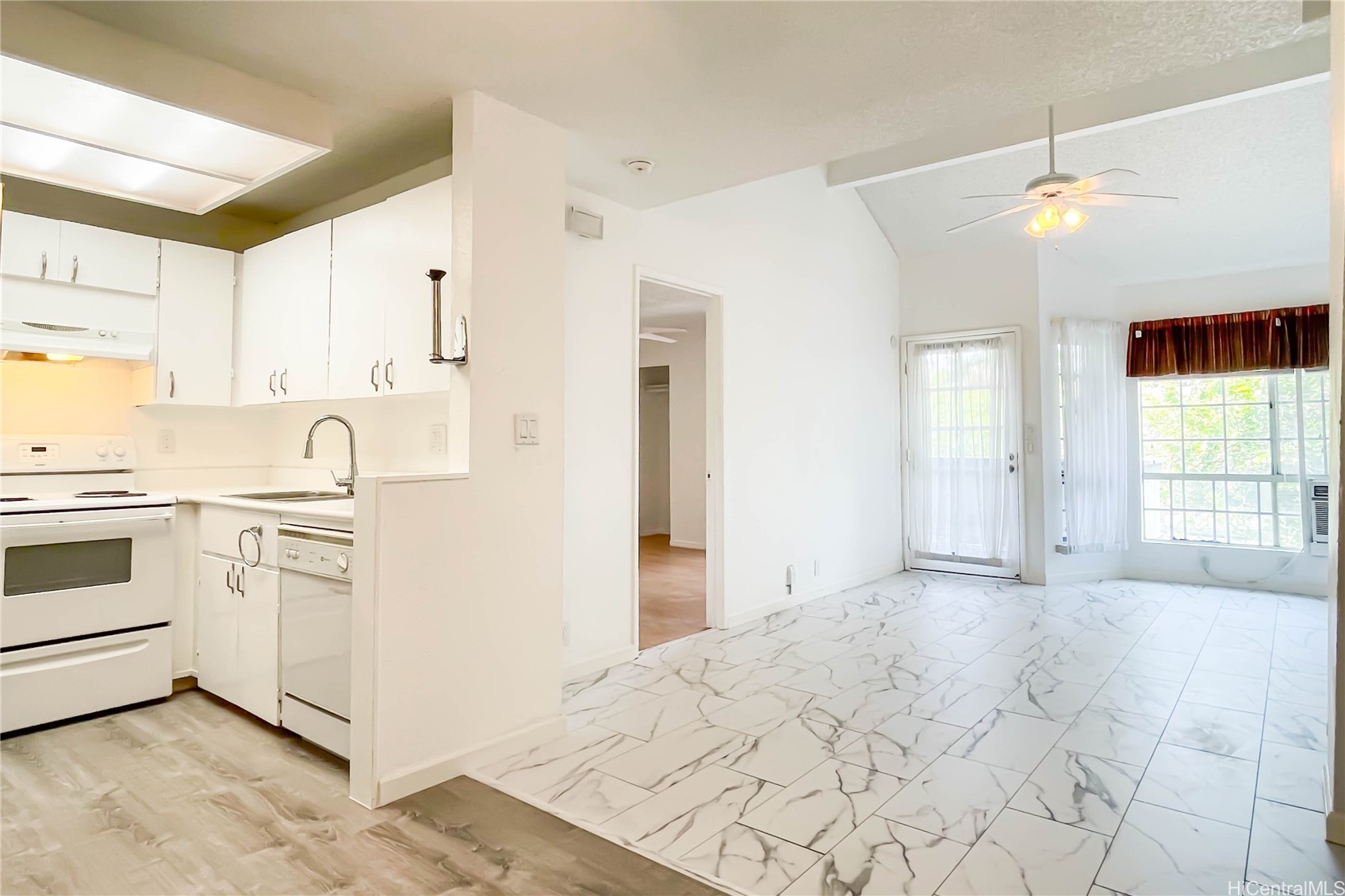 500 Mananai Place 17V