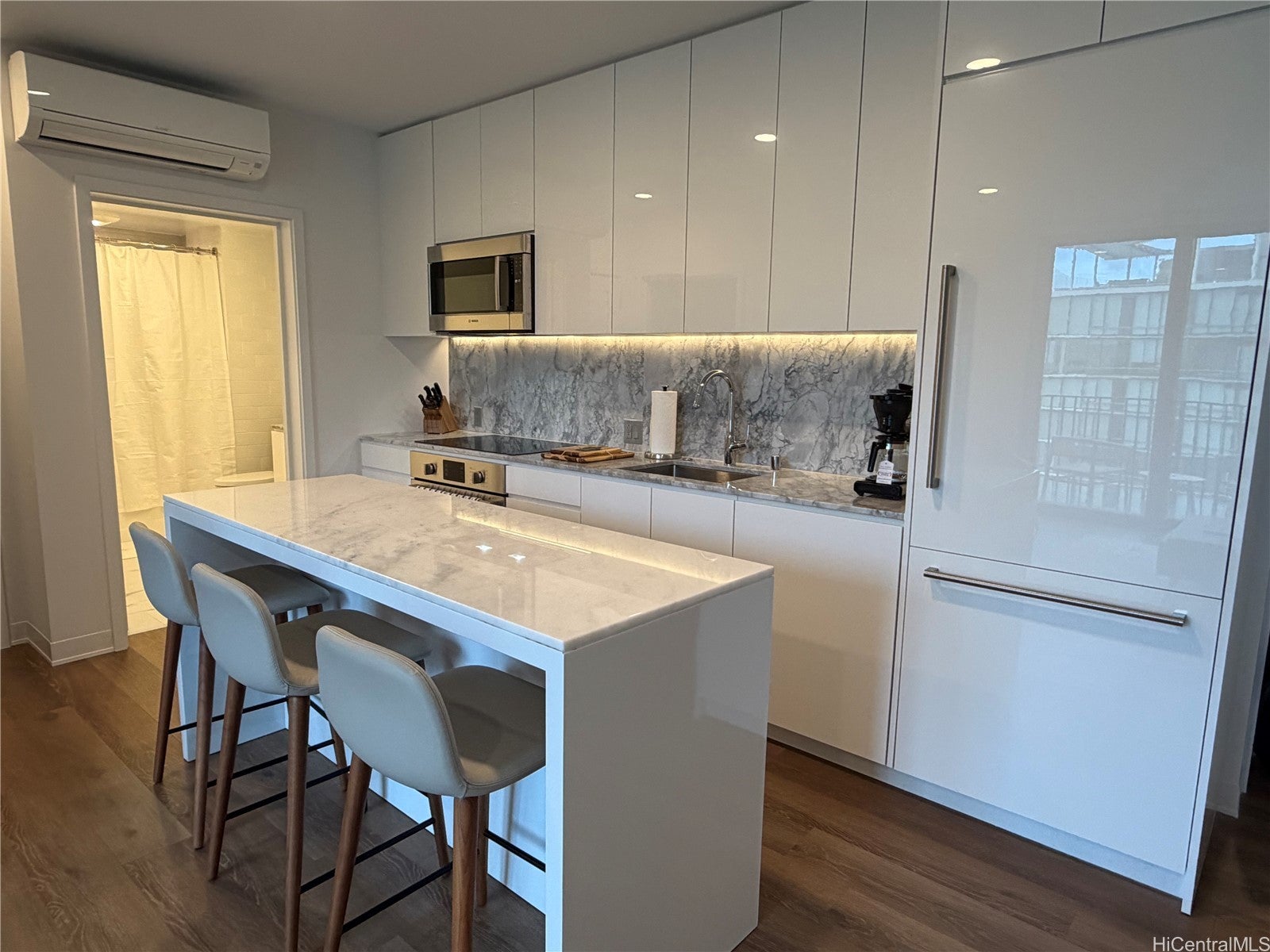 987 Queen Street 4104
