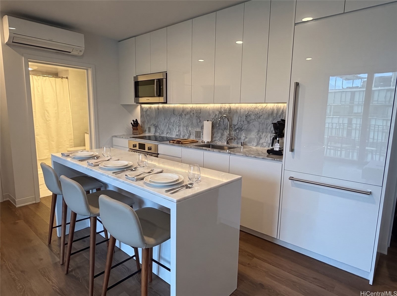 987 Queen Street 4104