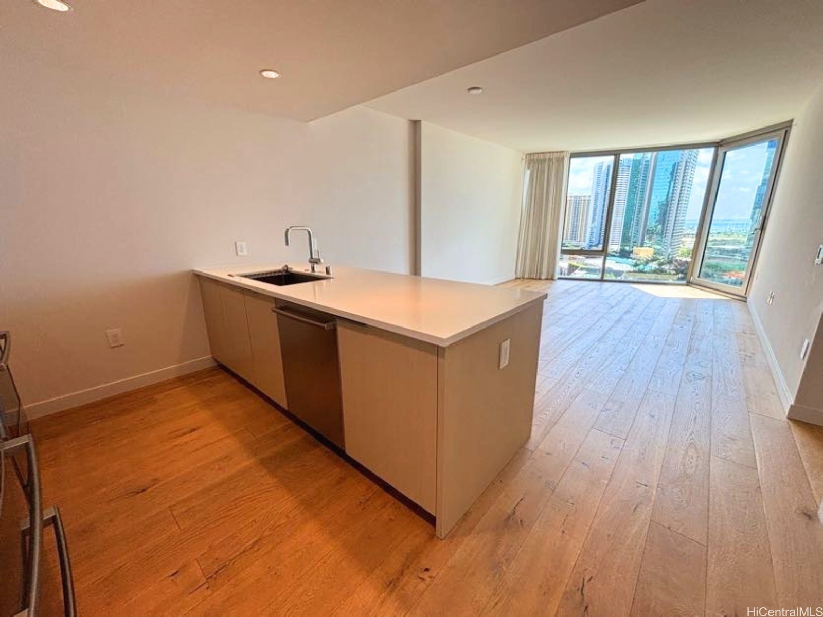 1001 Queen Street 1602