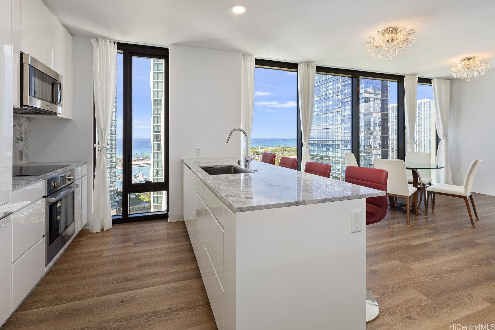 987 Queen Street 2201