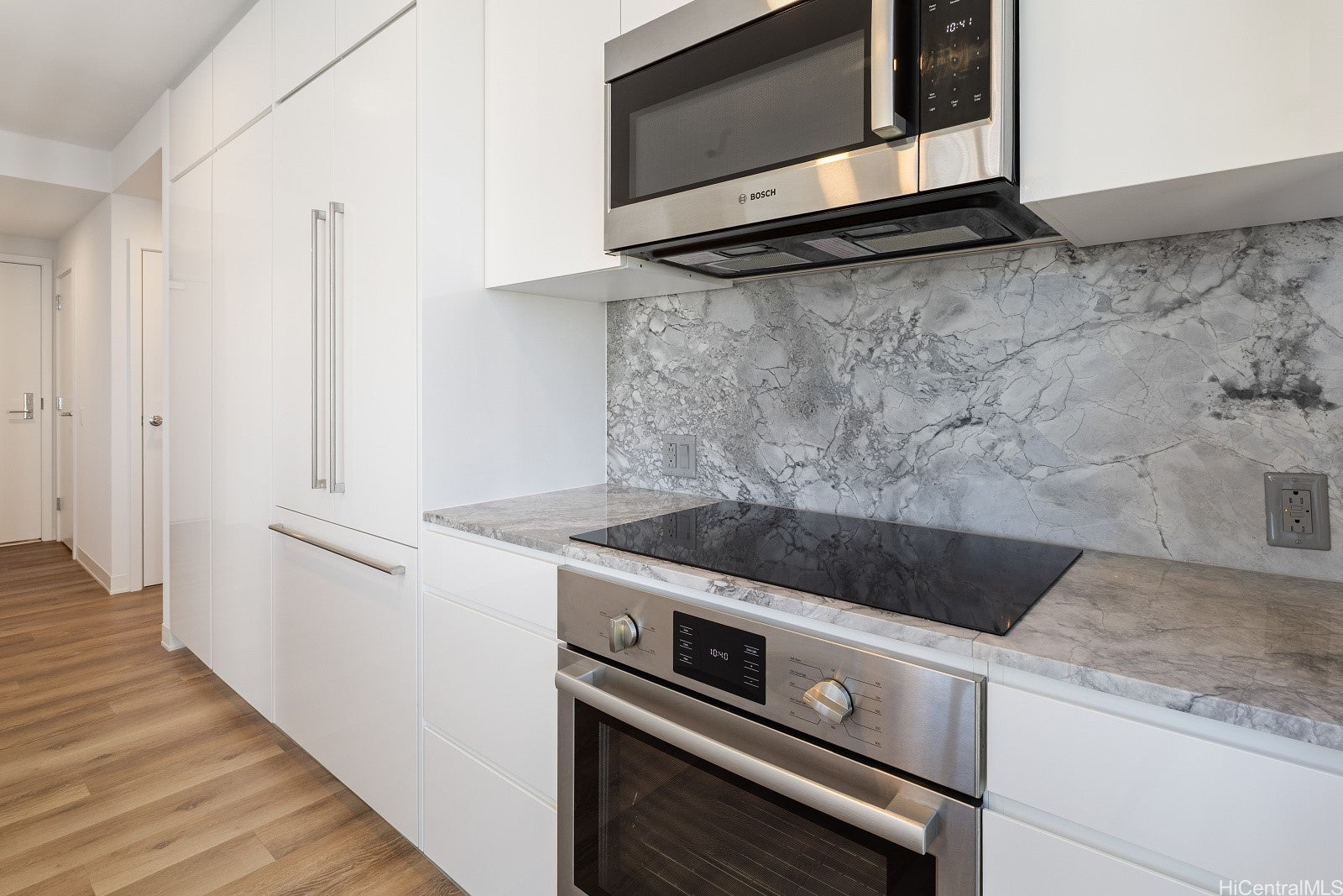 987 Queen Street 2201