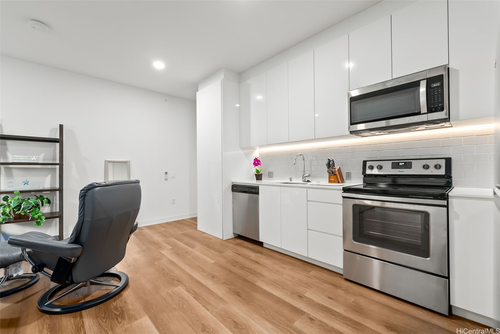 987 Queen Street 512