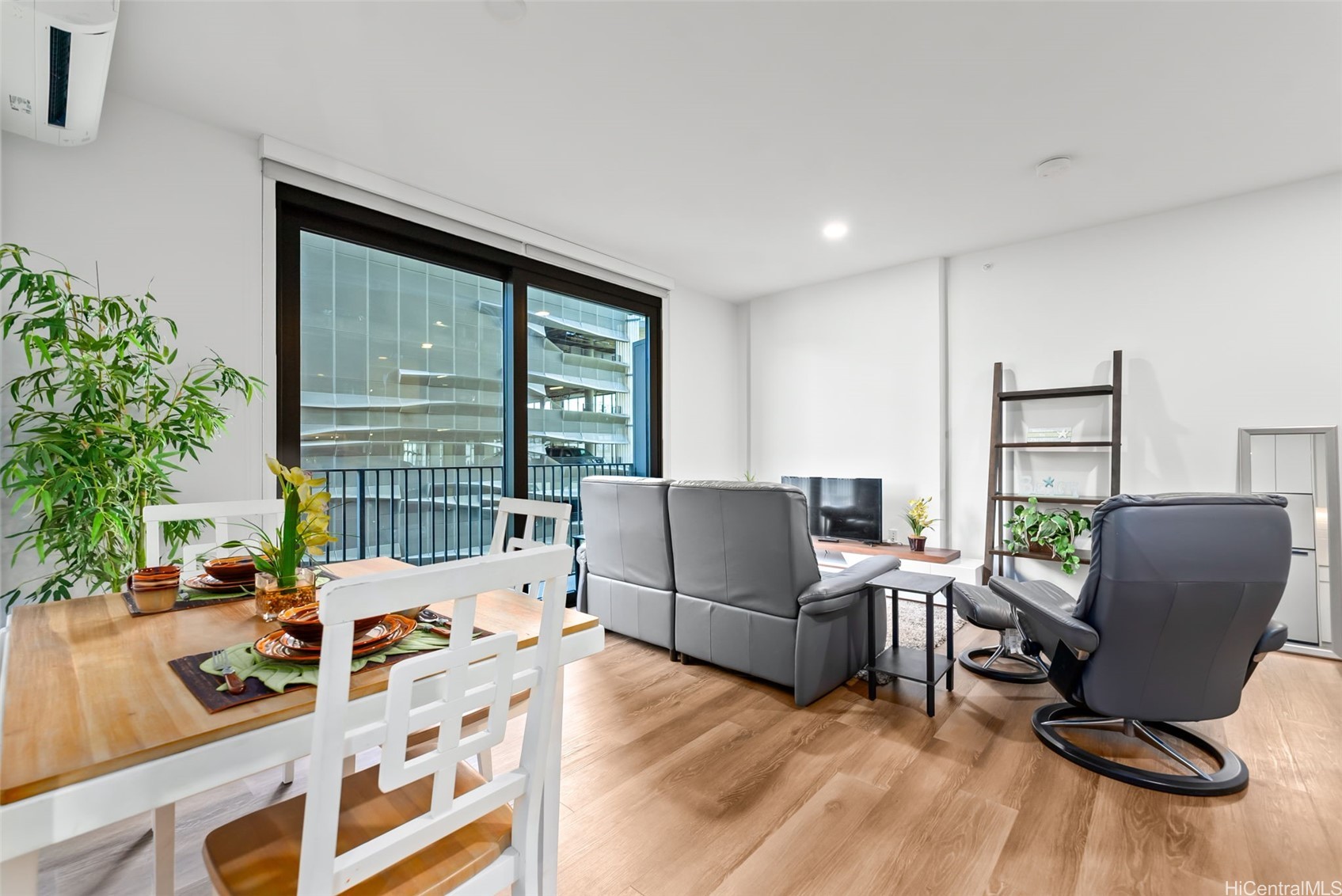 987 Queen Street 512