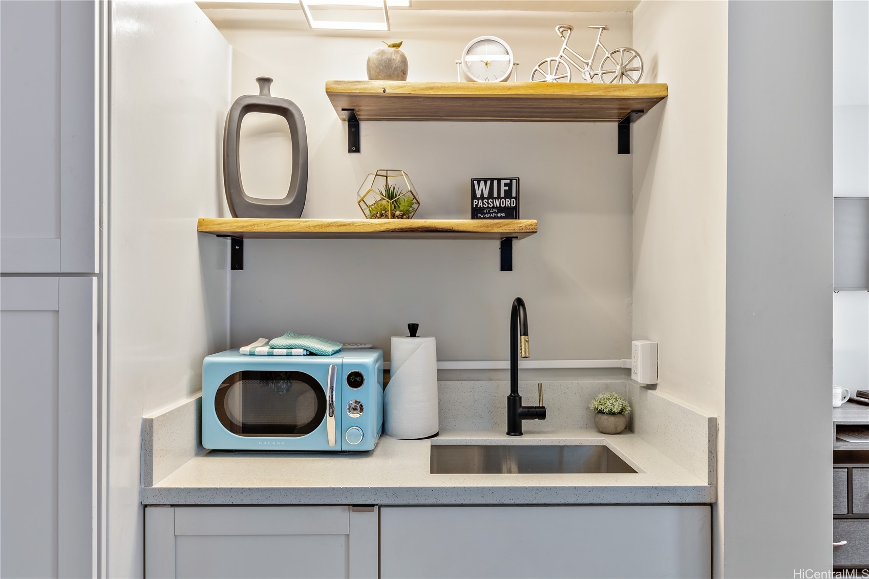 134 Kapahulu Avenue 700