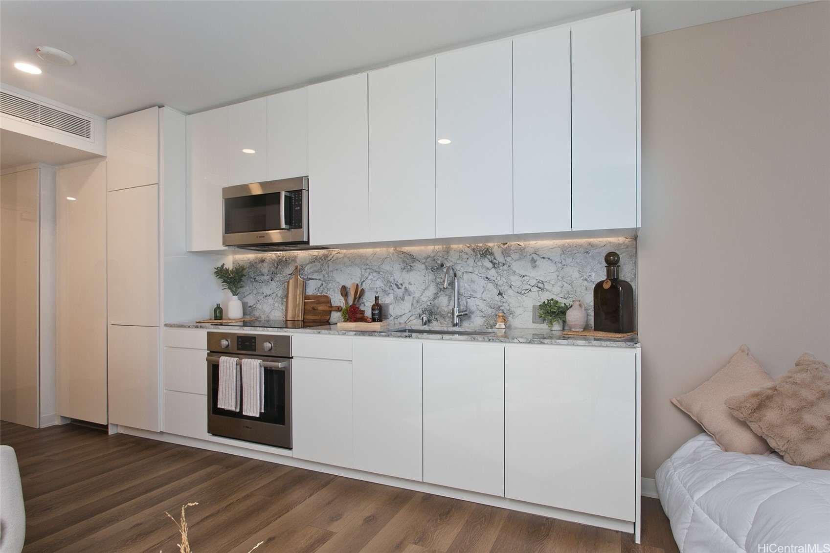 987 Queen Street 3506