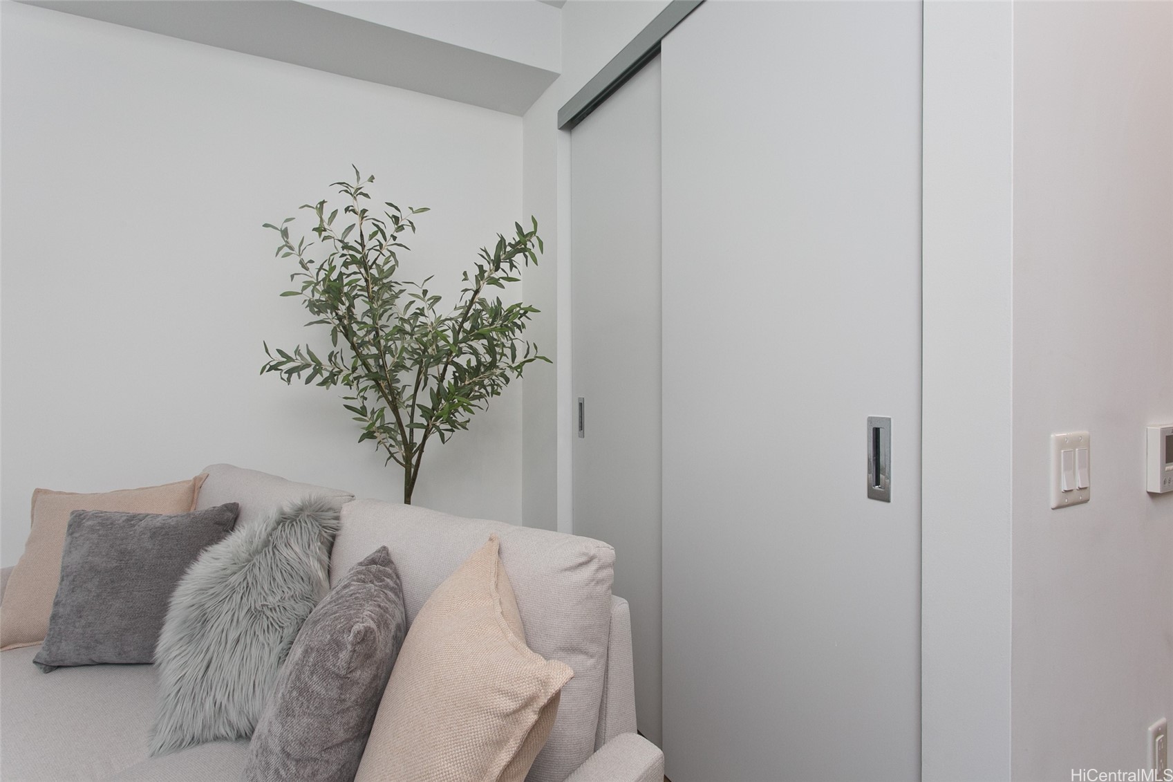 987 Queen Street 3506