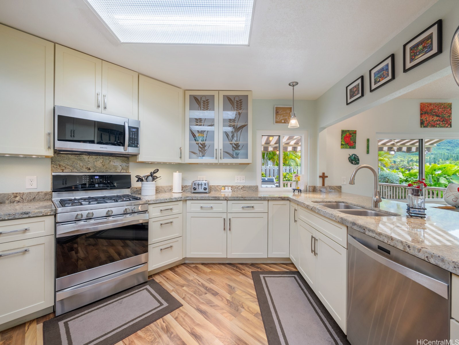 1586 Paukiki Street