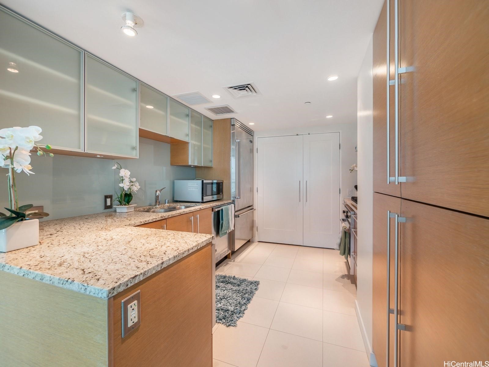 1177 Queen Street 3905