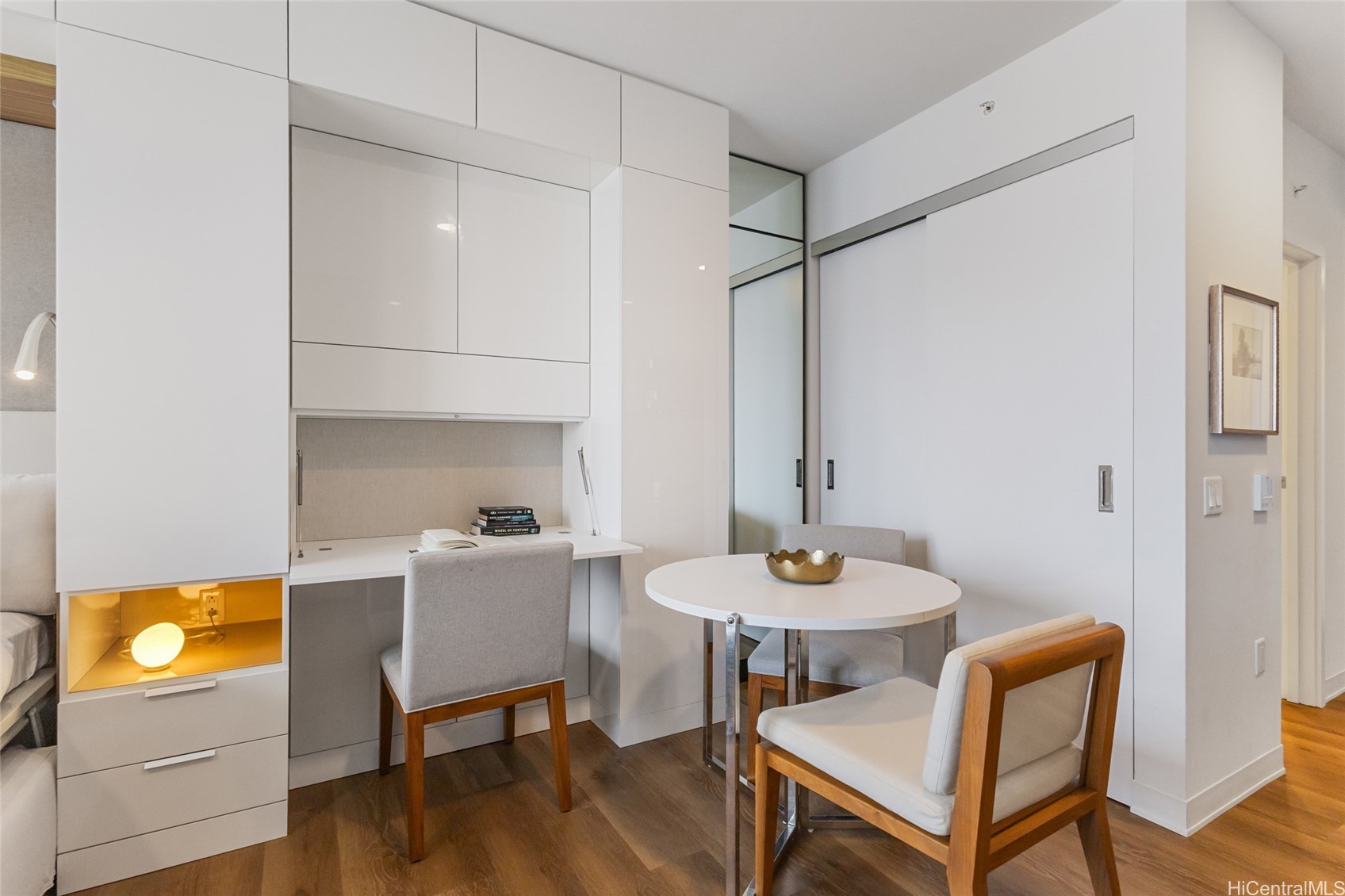 987 Queen Street 3209