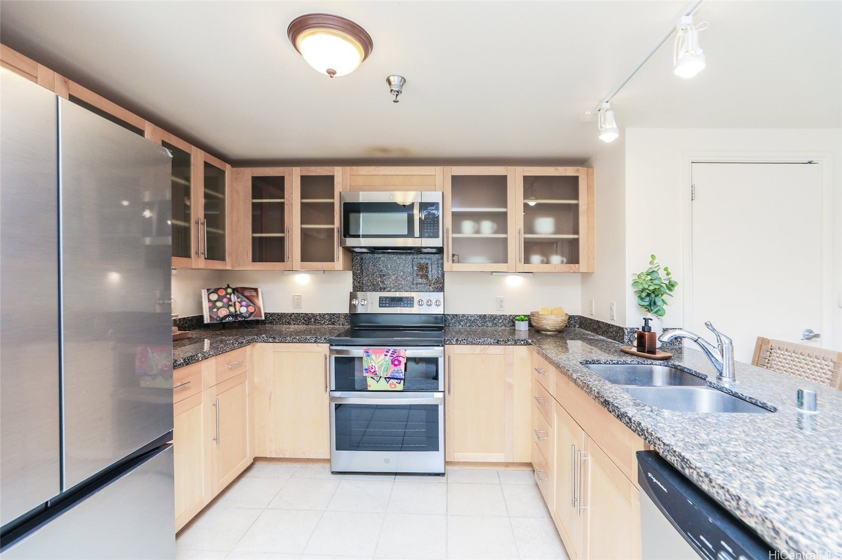 600 Queen Street 809