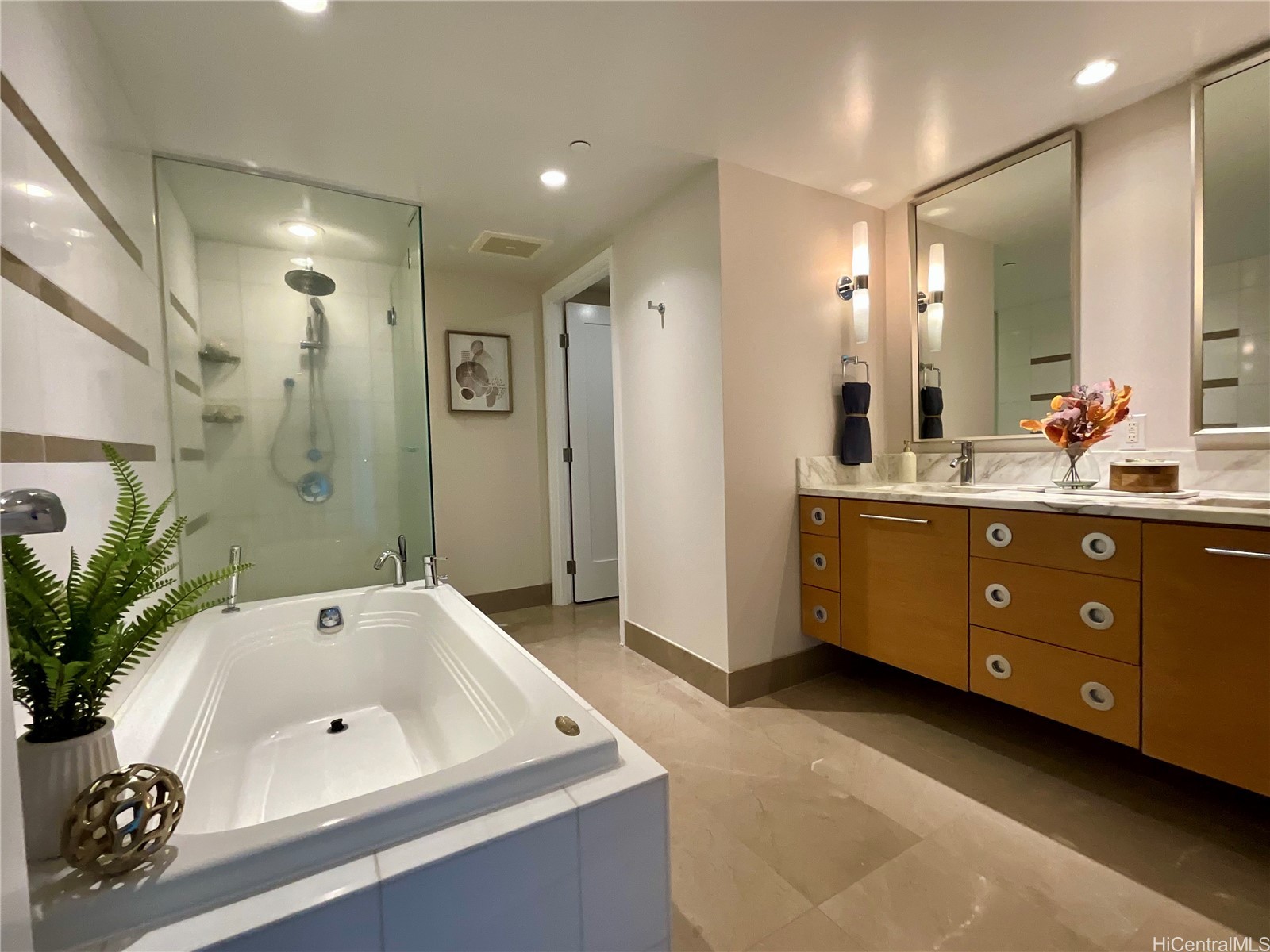 1177 Queen Street 2302