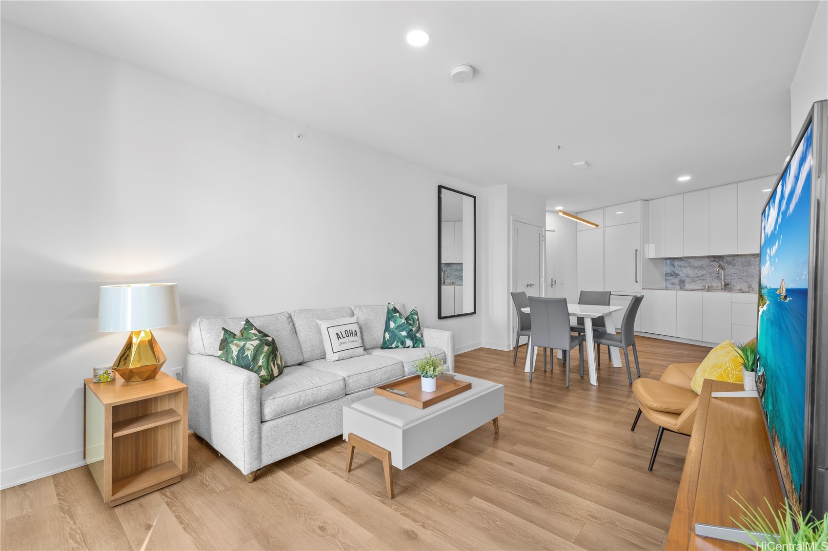 987 Queen Street 4113