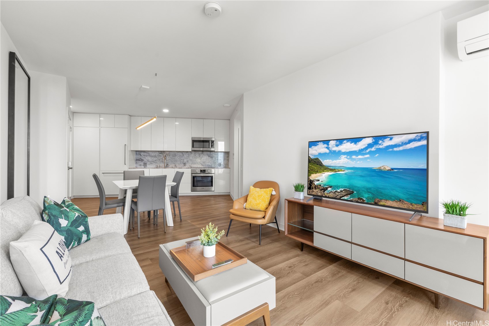 987 Queen Street 4113