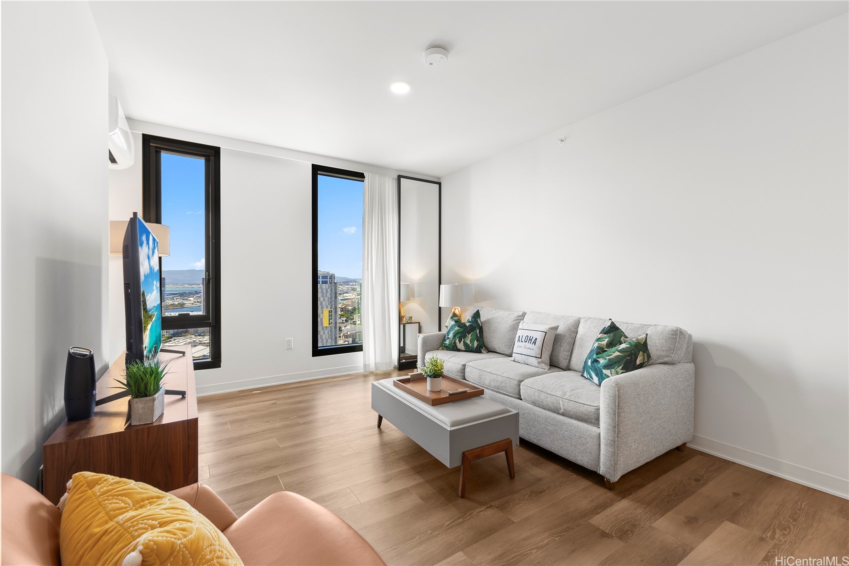 987 Queen Street 4113