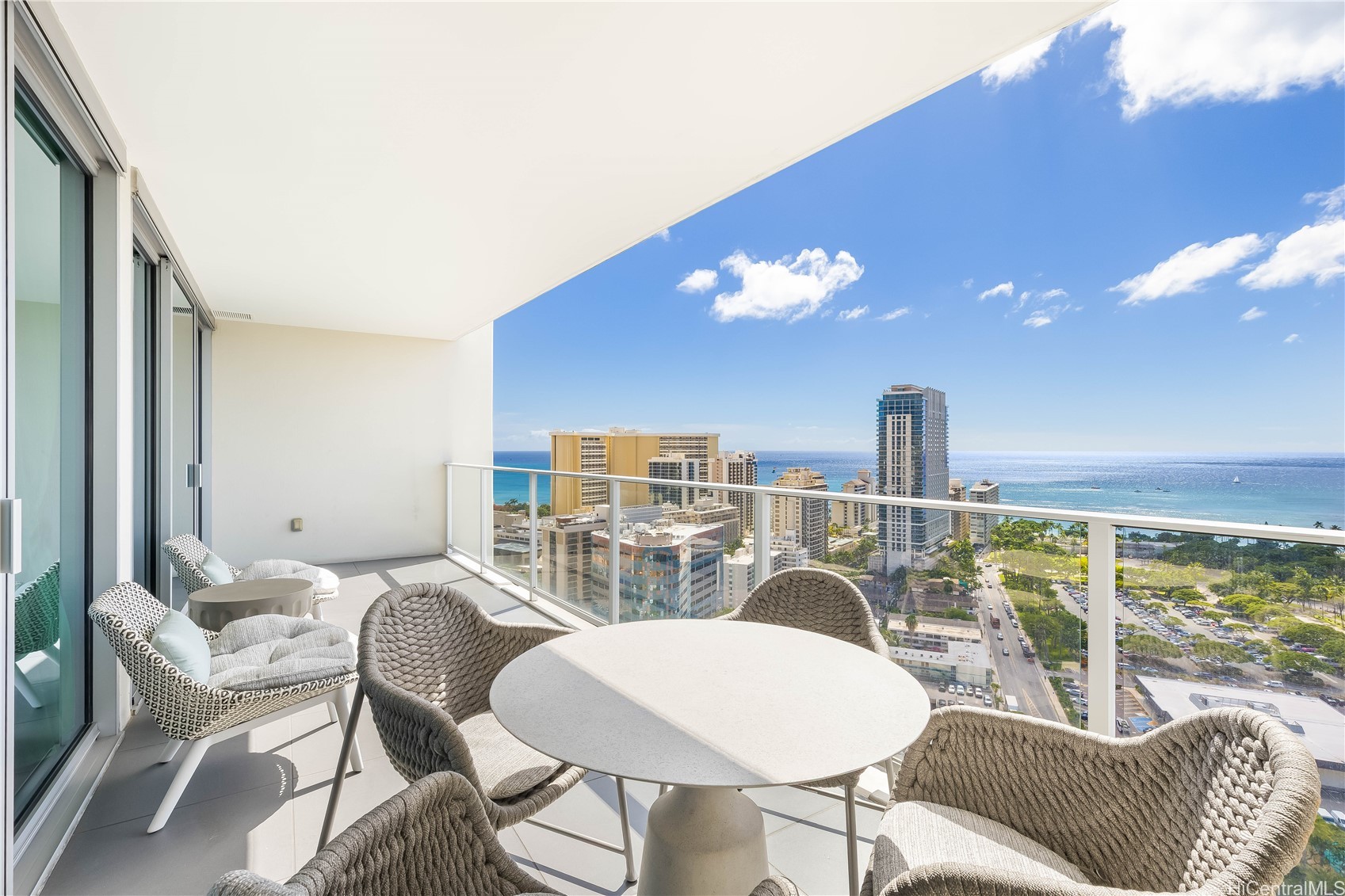 383 Kalaimoku Street E2802