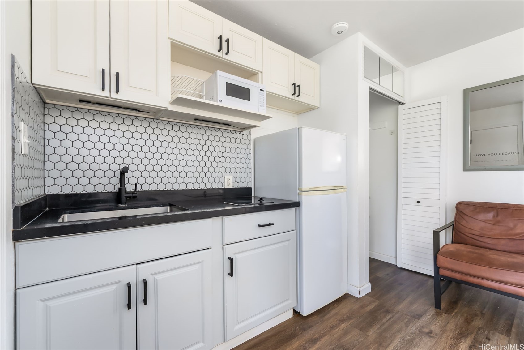 249 Kapili Street 402