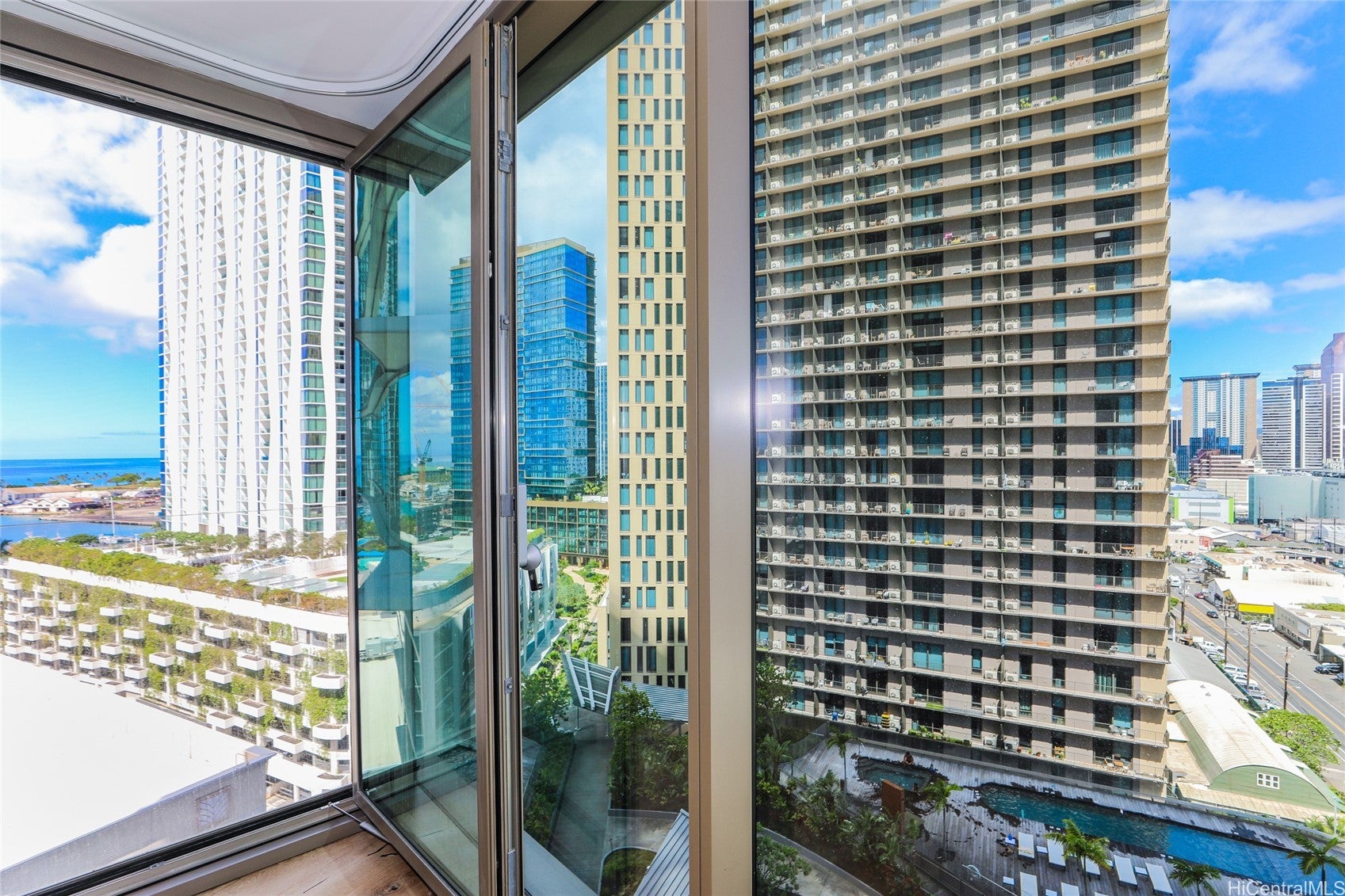 1001 Queen Street 1307