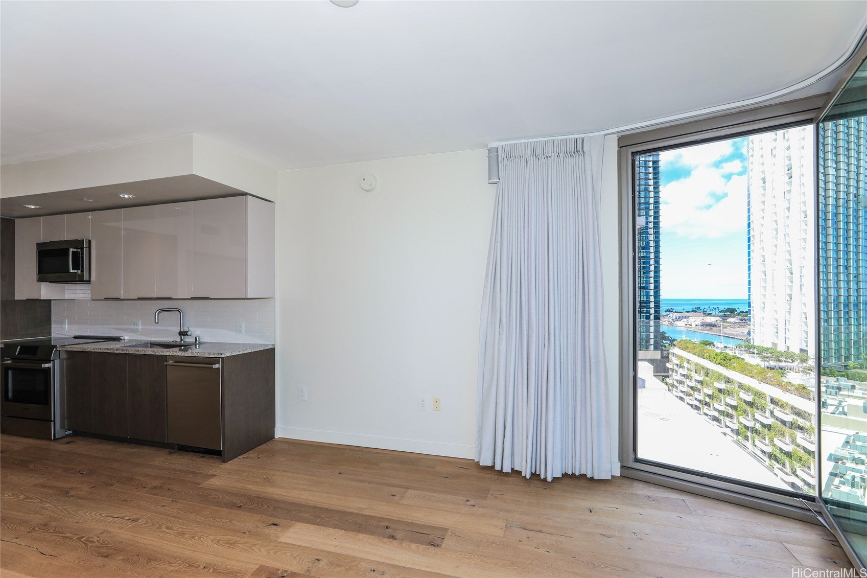 1001 Queen Street 1307