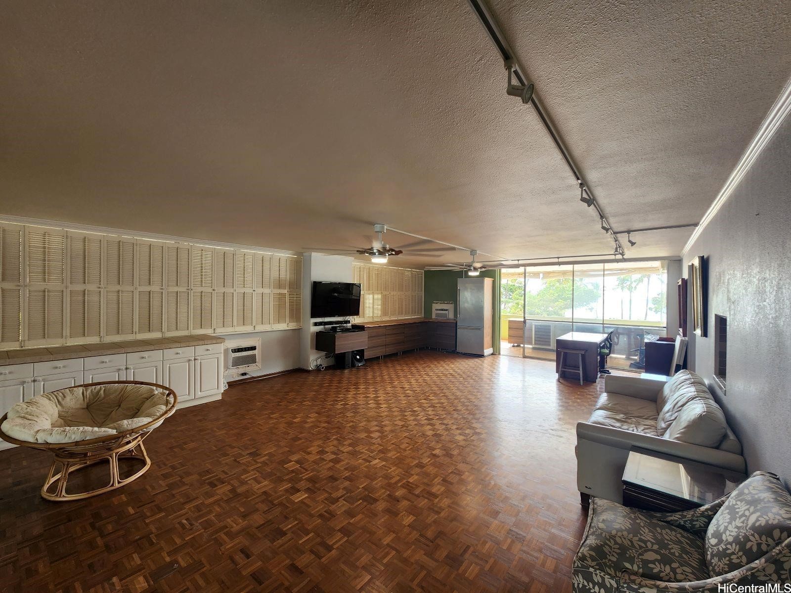 2500 Kalakaua Avenue 201