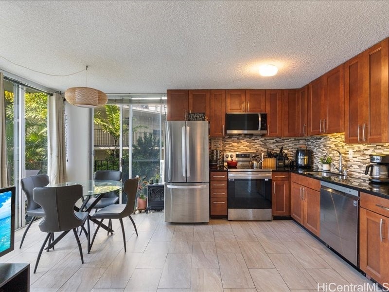 1634 Makiki Street 205