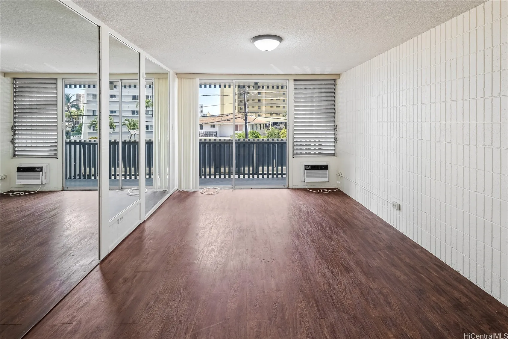 Honolulu, Hawaii 96822, United States, 2 Bedrooms Bedrooms, ,1 BathroomBathrooms,Residential,Active,165645