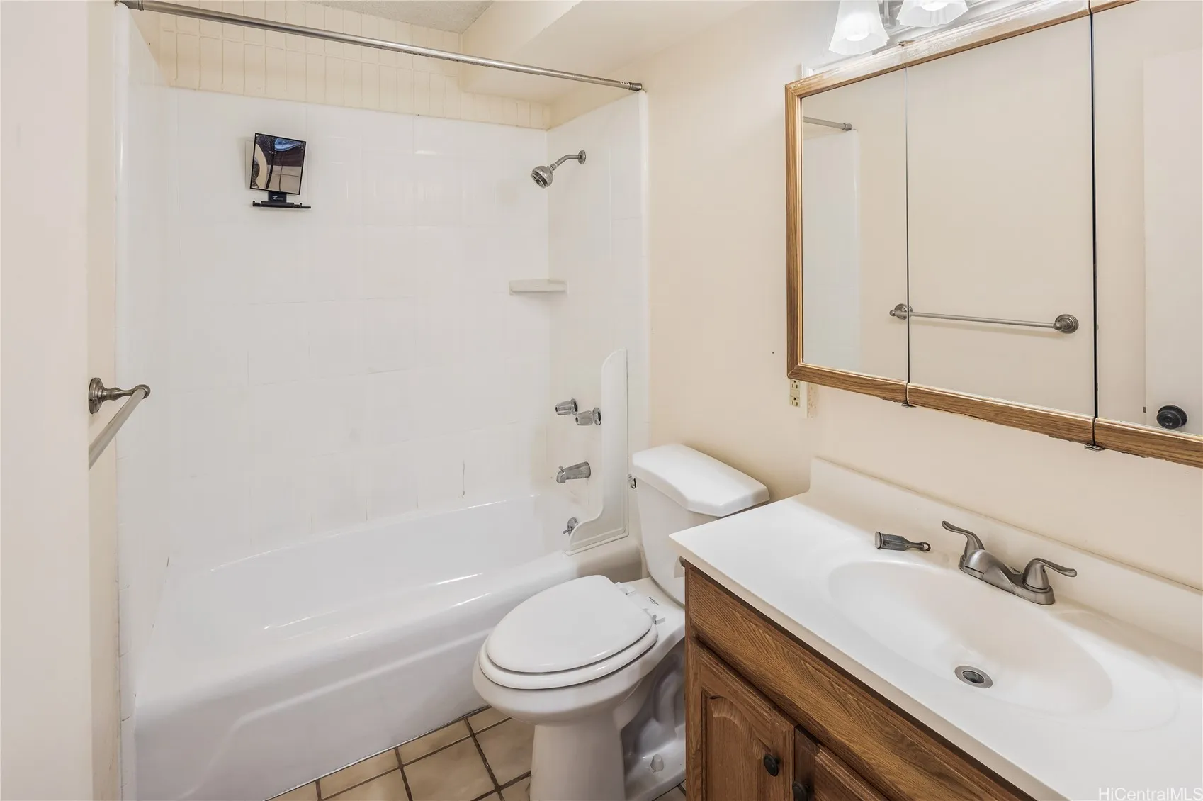 Honolulu, Hawaii 96822, United States, 2 Bedrooms Bedrooms, ,1 BathroomBathrooms,Residential,Active,165645