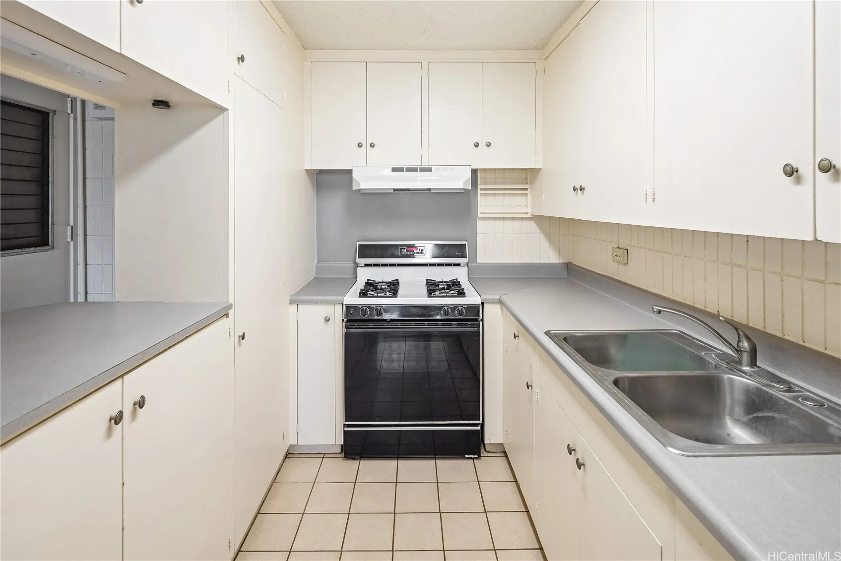 Honolulu, Hawaii 96822, United States, 2 Bedrooms Bedrooms, ,1 BathroomBathrooms,Residential,Active,165645