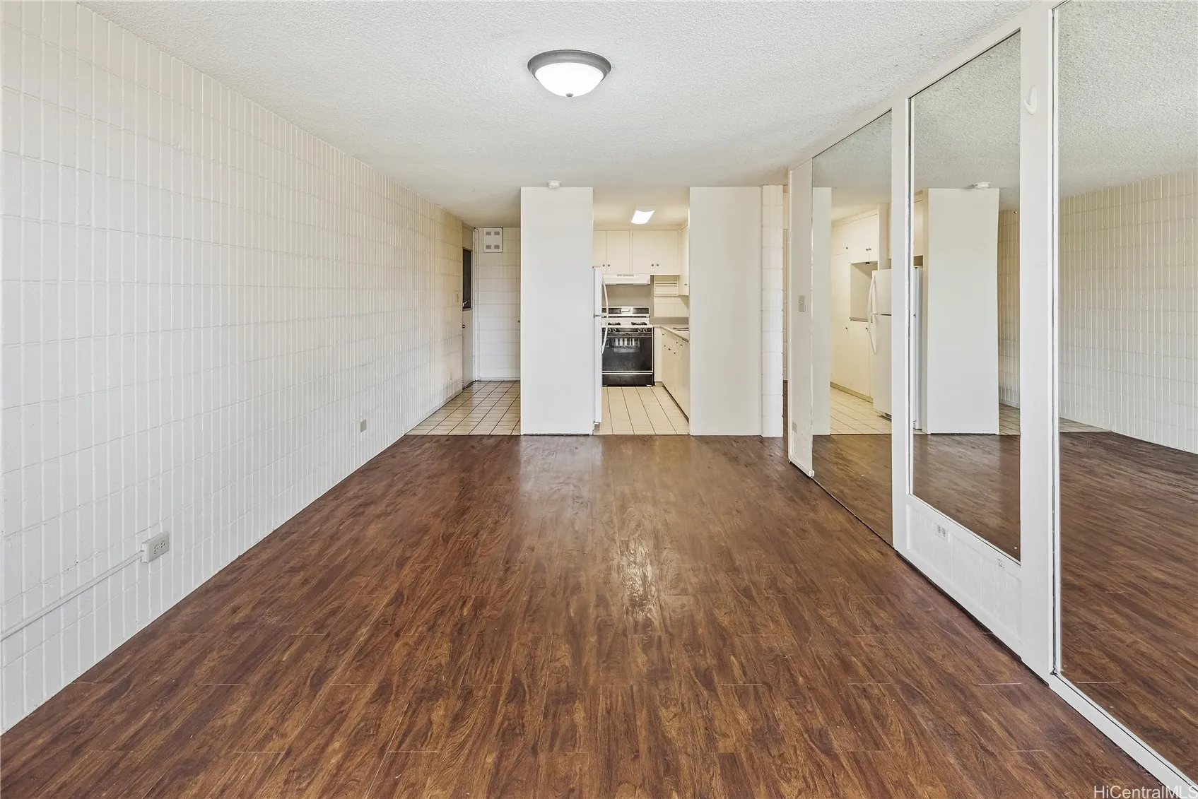 Honolulu, Hawaii 96822, United States, 2 Bedrooms Bedrooms, ,1 BathroomBathrooms,Residential,Active,165645